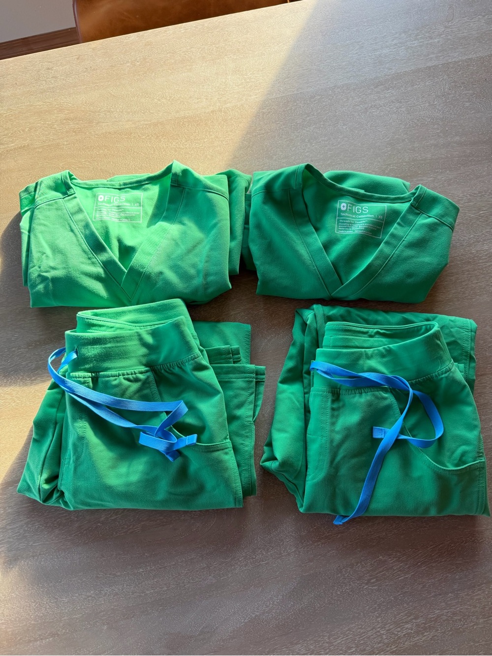 FIGS women’s Emerald scrubs 2 pair